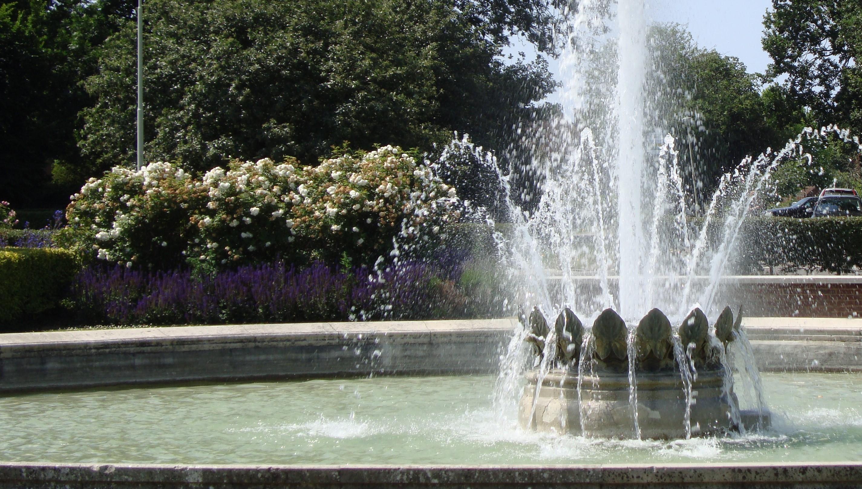 Circular water fountain