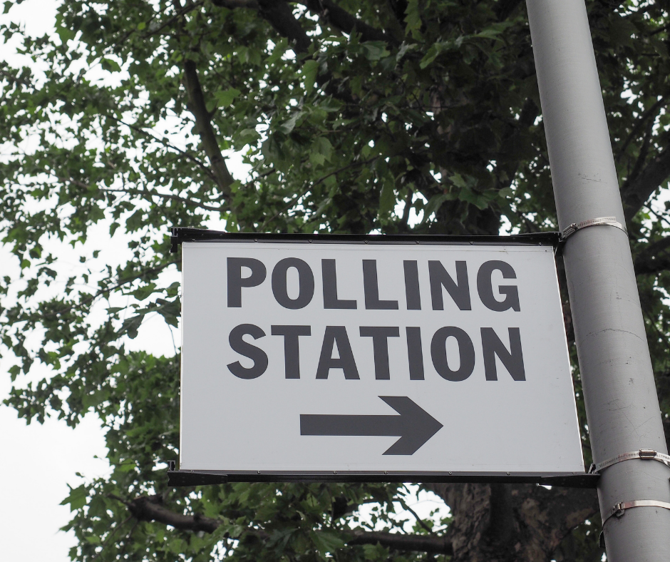 Sign saying &quot;polling station&quot;