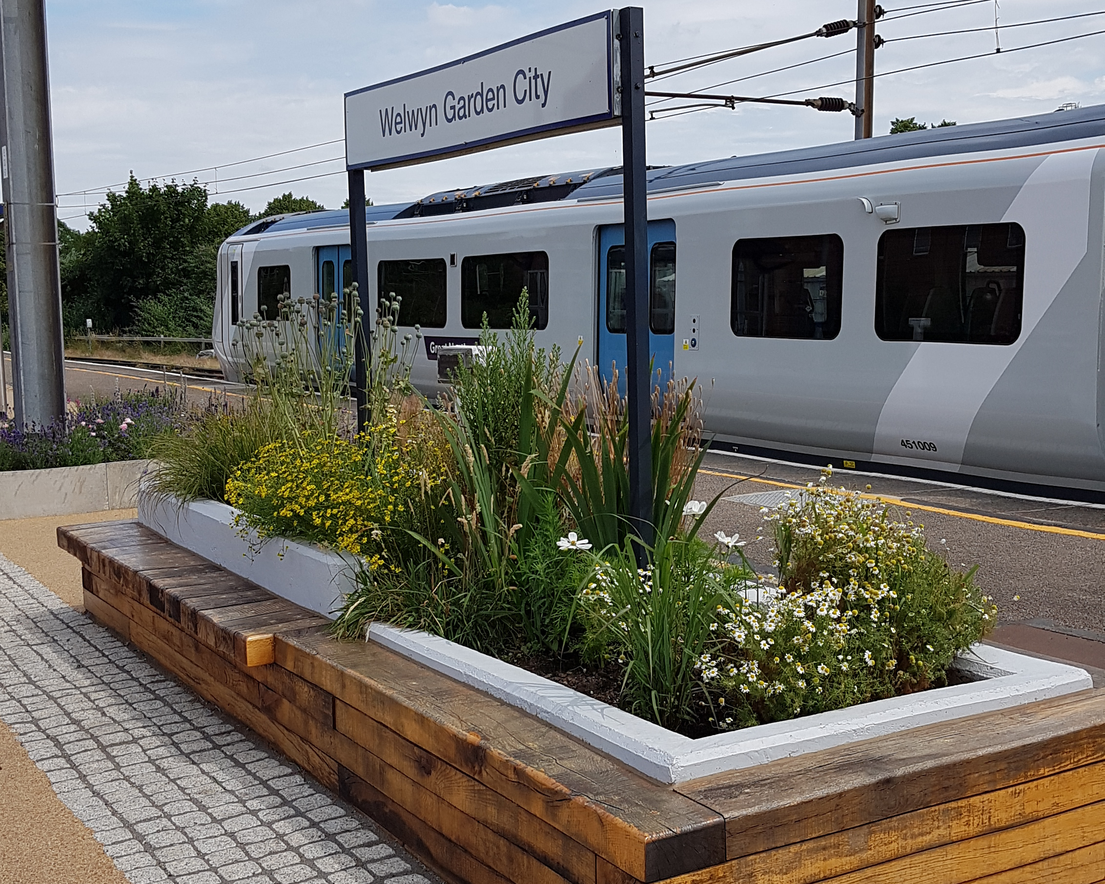 train at welwyn station